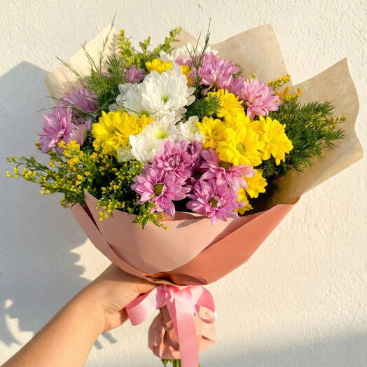 Pembe Ambalaj Kağıdında Renkli Papatya Buketi