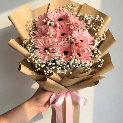 Kahverengi Ambalaj Kağıdında Pembe Gerbera Buketi
