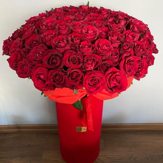 Розы в огромной коробке