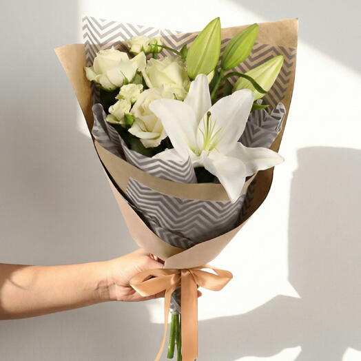 Beyaz Lilyum ve Guller Buketi