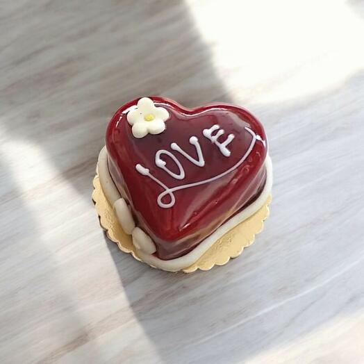 Kalp şeklinde pasta LOVE