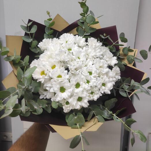 Dev beyaz papatya buketi ve okaliptuslar