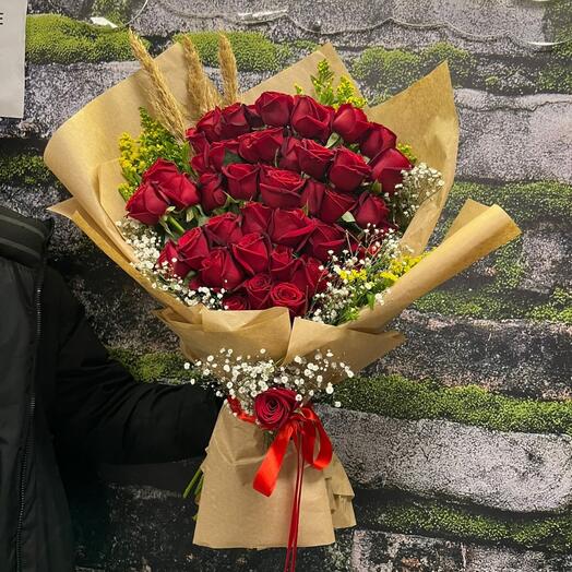51 Lİ KRAFT KAĞITTA KIRMIZI GÜL BUKETİ