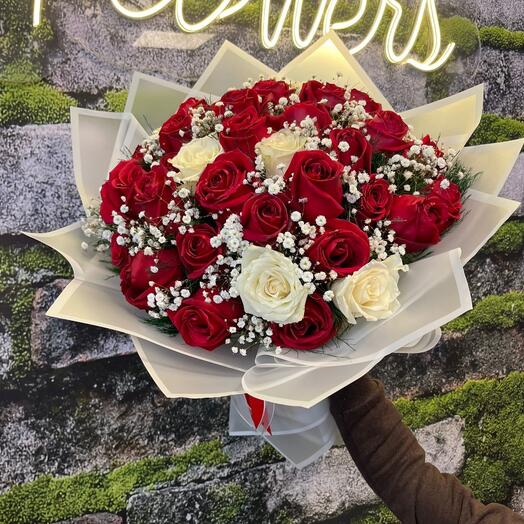 🌹 Kırmızı Beyaz Aşk Buketi – 41 Adet Gul Zarafeti 💫