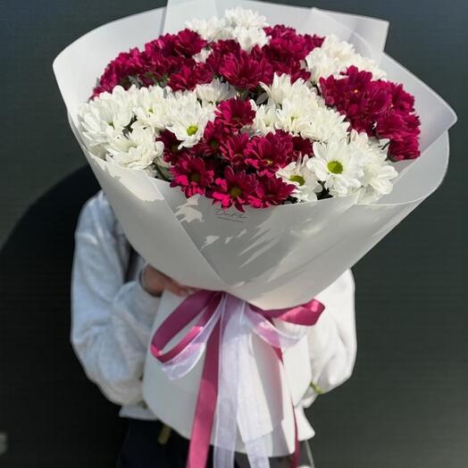 Ecrin Beyaz ve Pembe Papatya Buketi – Saf Guzellik ve Zarafetin Buluştuğu Şık Aranjman