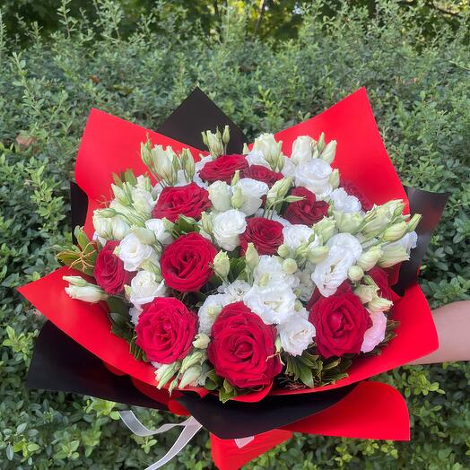 Kırmız guller ve lisiyantus buketi