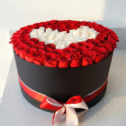 Siyah kutuda kalp çiçek 101 gul