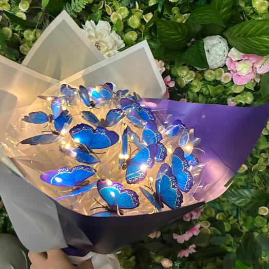 Голубой лёгкий букет с бабочками