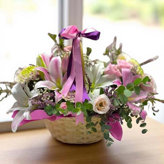 Hasır Sepet içinde kokulu çiçekler