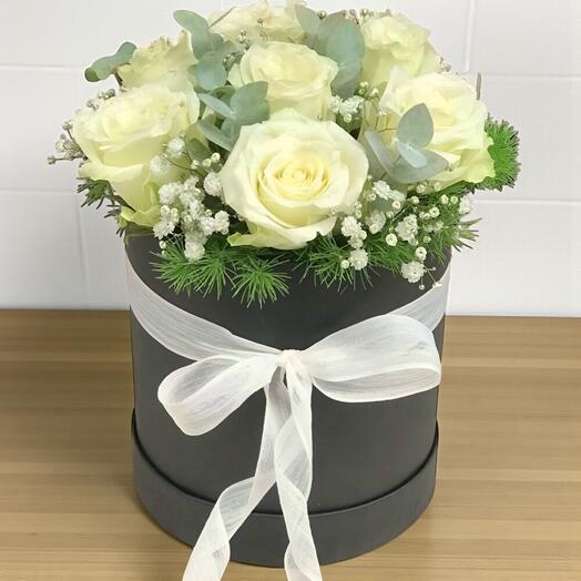 Kutuda Yedi Adet Beyaz Gul