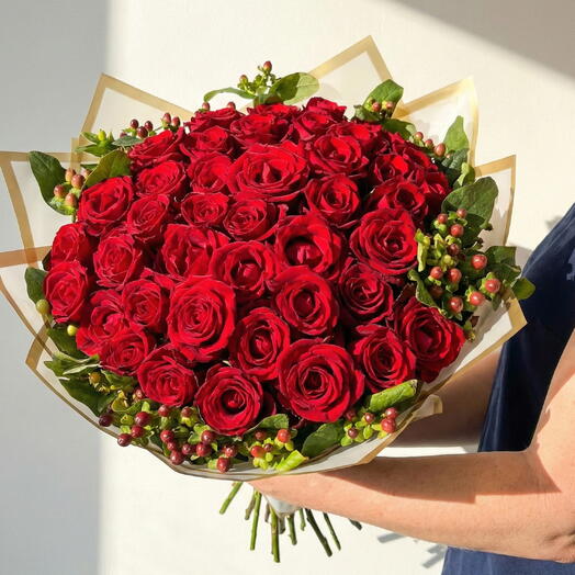 Voyage Belek: 41 Kırmızı Gul ve Hiperikum Buketi