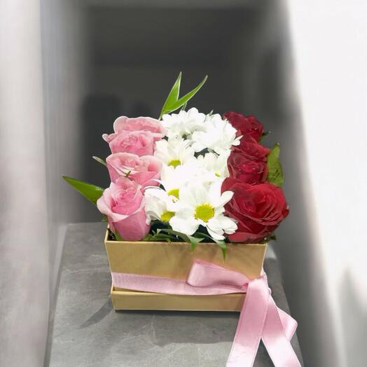 Roses and daisies in a kraft box