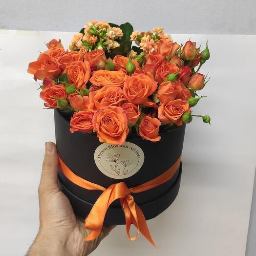 Kutuda çiçekler turuncu çardak guller ve kalancholar