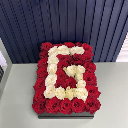 Kutuda guller kişiye ozel baş harfli