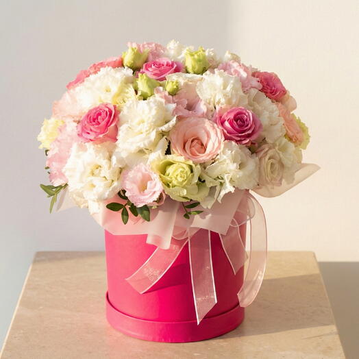 Композиция из роз и лизиантуса в коробке – Романтическая цветочная коробка