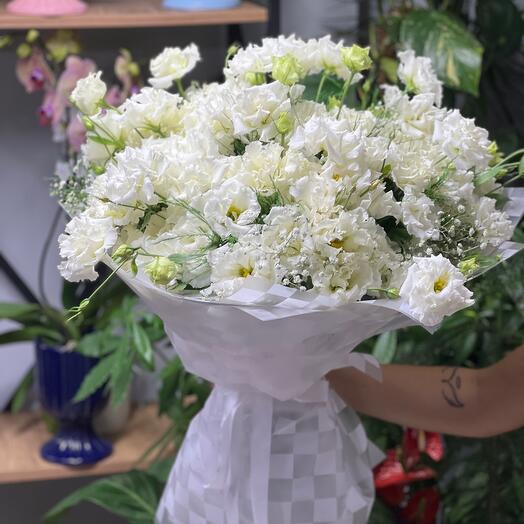 Букет белых лизиантусов