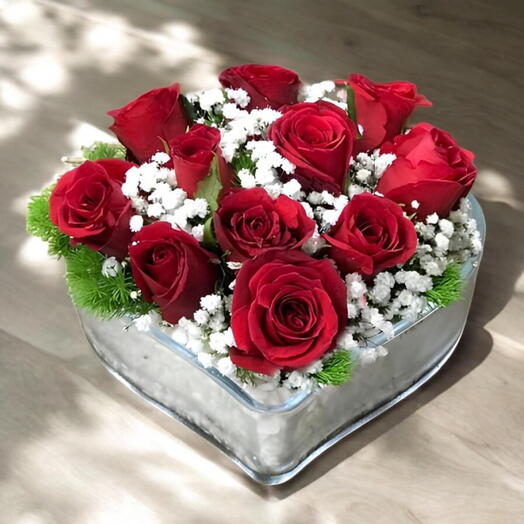 Kalp Cam Vazoda kırmızı guller