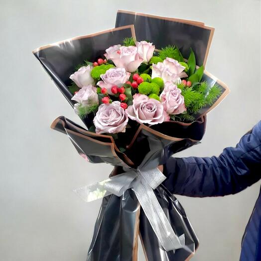 Lila Guller ve Yeşil Çiçeklerle Şık Buket