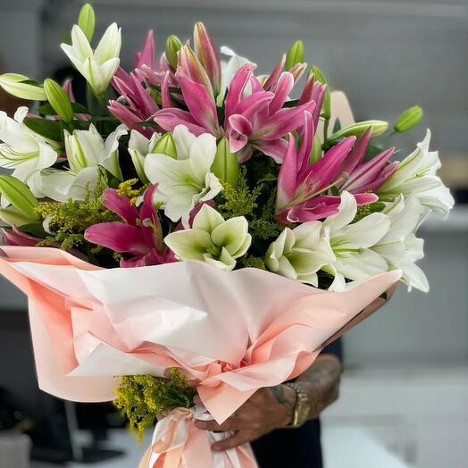 Dev pembe beyaz Lilyum buketi