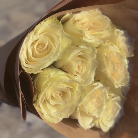 7 adet Kraft Kağıtta Beyaz Gul Buketi – Şık ve Sade Hediye Seçeneği