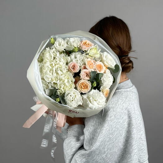 White and peach bouquet