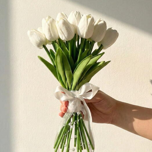 16 lı Beyaz Yapay Lale Gelin Buketi – Zarif ve Kalıcı Duğun Çiçeği