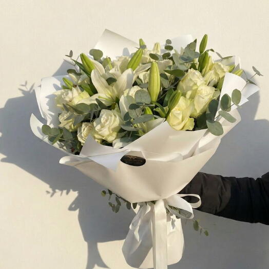 Beyaz gul lilyum buketi
