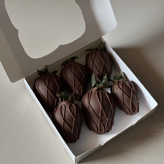 Strawberries in milk chocolate (6 pcs, standard)