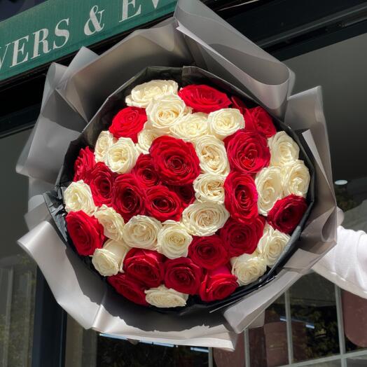 41 Kırmızı Beyaz Ekvator Gulu Buketi