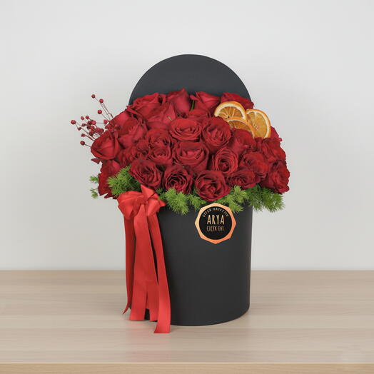 В ЧЕРНОЙ ЦИЛИНДРИЧЕСКОЙ КОРОБКЕ 30 КРАСНЫХ РОЗ