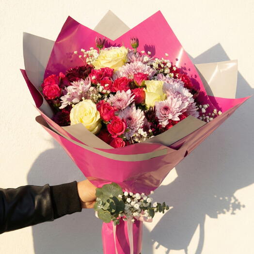 Pembe Mini Guller ve Beyaz Gul Buketi