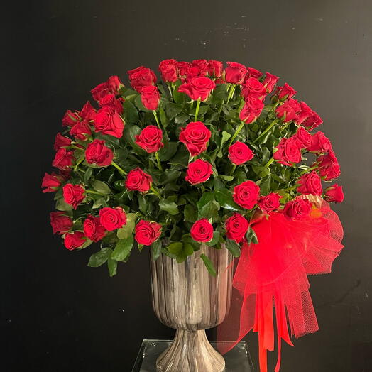 101 red roses in vase