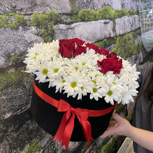 İSME ÖZEL BAŞ HARF YAZILI KUTUDA ÇİÇEK