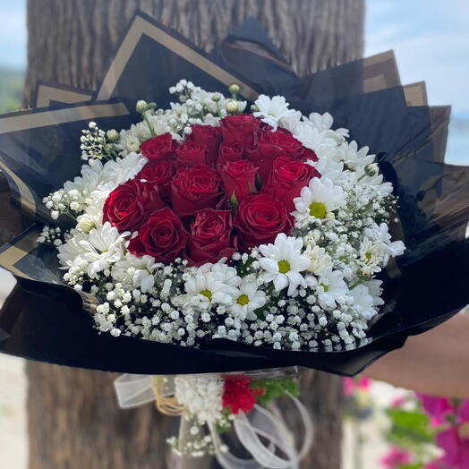 Large daisies and roses