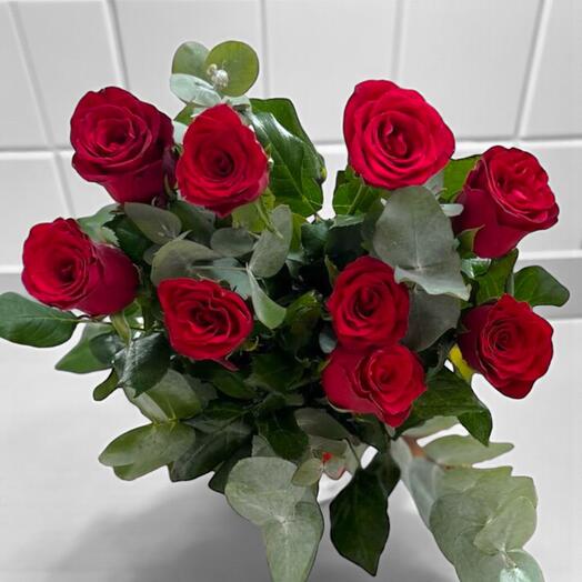 KIRMIZI TUTKU BUKETİ – 9 ADET İTALYAN GÜL VE OKALİPTÜS DALLARI