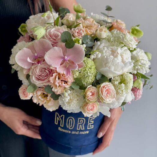 Şakayıklar ve güller içeren kutu