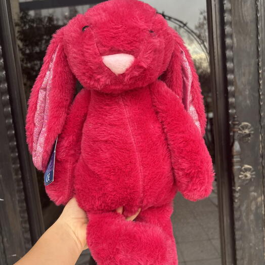 Kırmızı peluş tavşan