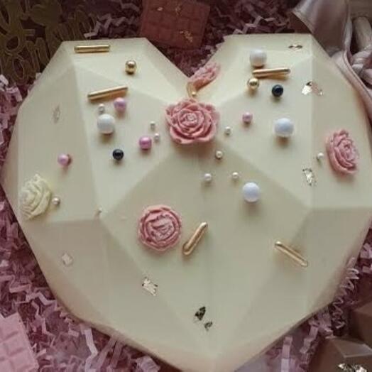 Beyaz Kalp Pinyata Çikolata (Çiçek Dekorlu)🌺🌸