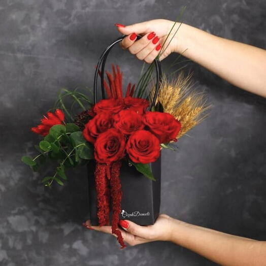 Siyah çantada kırmızı guller