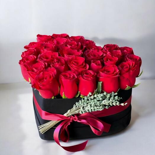 Kalp Kutuda Kırmızı Gul Aranjmanı