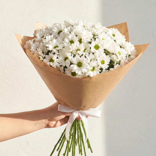 Kahverengi Ambalaj Kağıdında Beyaz Papatya Buketleri