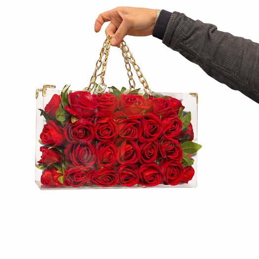 Роскошная прозрачная сумка с аранжировкой из красных искусственных роз – эксклюзивный дизайн с золотой цепочкой