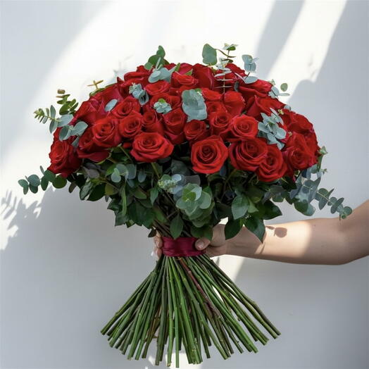 101 Kırmızı Gul ve Okaliptus Buketi — Luks Aşk ve Romantizm Çiçek Aranjmanı