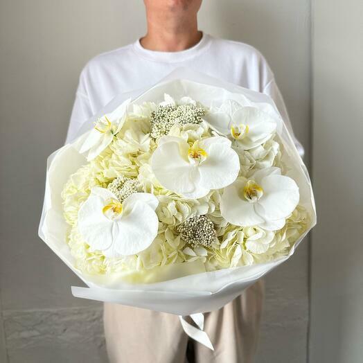 Beyaz orkideler ve ortancalar