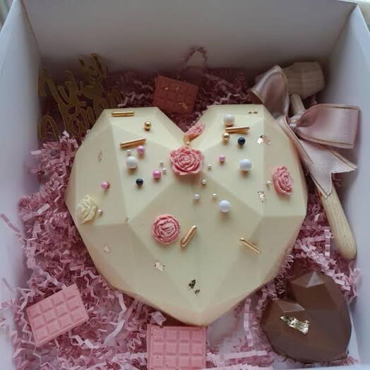 Beyaz Kalp Pinyata Çikolata (Çiçek Dekorlu) 🌸💖