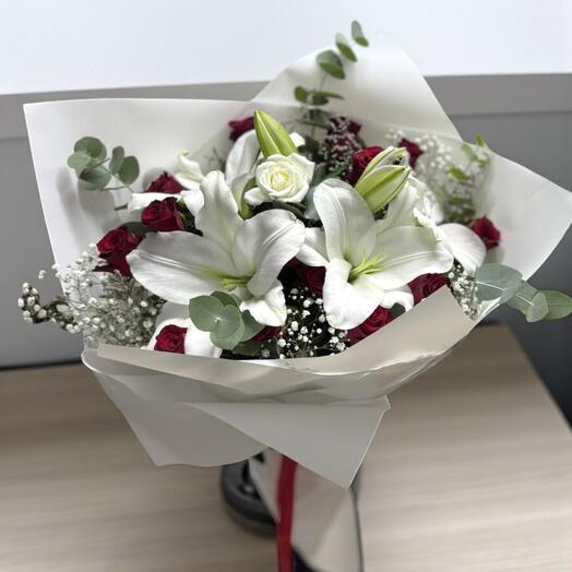 Beyaz Lilyum ve Kırmızı Gul Buketi – Zarafetin ve Tutkunun Buluşması