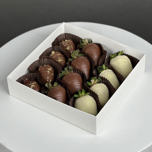 Sütlü ve beyaz çikolatada çilekler ve hurmalar