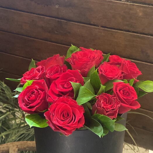 Klasik kırmızı gül kutusu