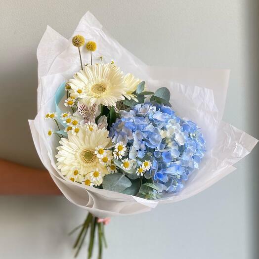 Mavi ortanca ve beyaz gerberalardan oluşan buket