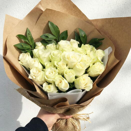 Kahverengi Ambalaj Kağıdında 21 Beyaz Gul Buketi